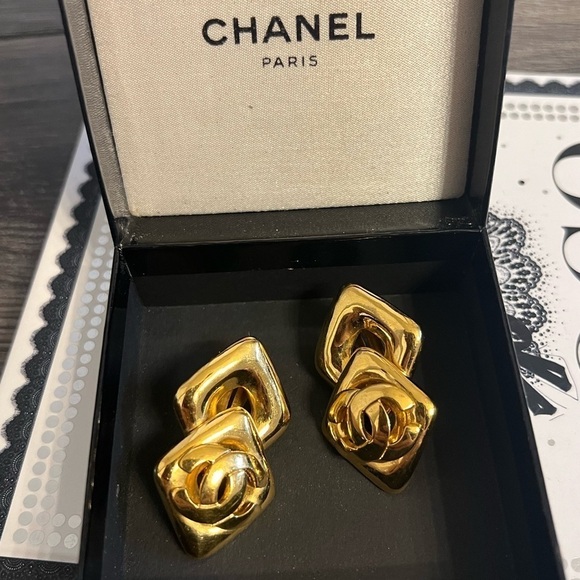 CHANEL Vintage Gold CC Logo Dangle Clip On Earrings - Picture 1 of 10